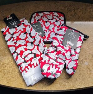 Disney Mickey Mouse Red Oven Mitt Set
